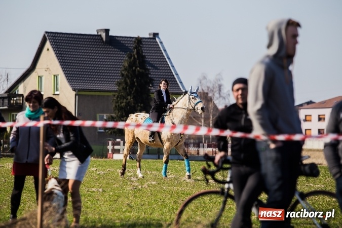 Zdjęcie w galerii na portalu naszraciborz.pl: Sudolskie radosne rajtowanie, czyli z Jezusem Zmartwychwstałym przez pola wiadomości z regionu