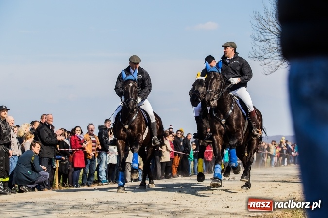 Zdjęcie w galerii na portalu naszraciborz.pl: Sudolskie radosne rajtowanie, czyli z Jezusem Zmartwychwstałym przez pola wiadomości z regionu