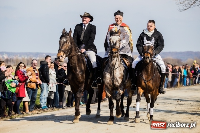 Zdjęcie w galerii na portalu naszraciborz.pl: Sudolskie radosne rajtowanie, czyli z Jezusem Zmartwychwstałym przez pola wiadomości z regionu