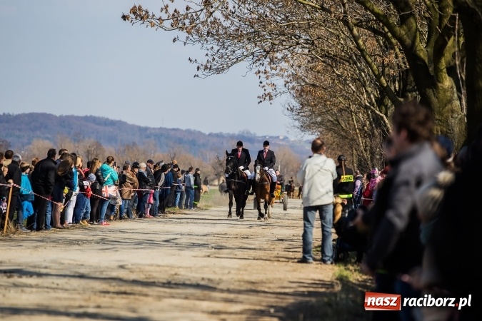 Zdjęcie w galerii na portalu naszraciborz.pl: Sudolskie radosne rajtowanie, czyli z Jezusem Zmartwychwstałym przez pola wiadomości z regionu