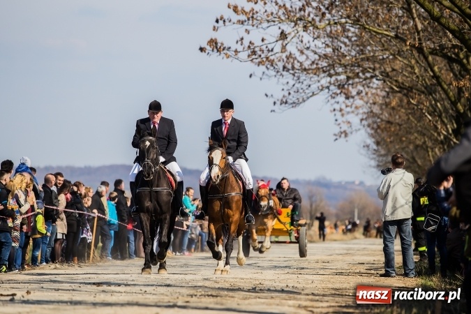 Zdjęcie w galerii na portalu naszraciborz.pl: Sudolskie radosne rajtowanie, czyli z Jezusem Zmartwychwstałym przez pola wiadomości z regionu