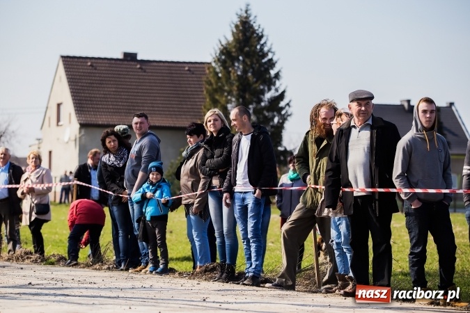 Zdjęcie w galerii na portalu naszraciborz.pl: Sudolskie radosne rajtowanie, czyli z Jezusem Zmartwychwstałym przez pola wiadomości z regionu