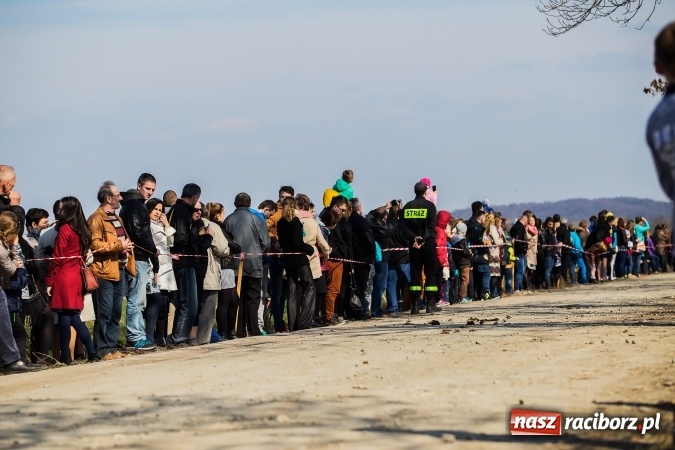 Zdjęcie w galerii na portalu naszraciborz.pl: Sudolskie radosne rajtowanie, czyli z Jezusem Zmartwychwstałym przez pola wiadomości z regionu