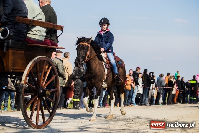 Zdjęcie w galerii na portalu naszraciborz.pl: Sudolskie radosne rajtowanie, czyli z Jezusem Zmartwychwstałym przez pola wiadomości z regionu