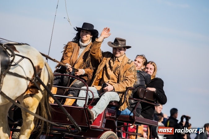 Zdjęcie w galerii na portalu naszraciborz.pl: Sudolskie radosne rajtowanie, czyli z Jezusem Zmartwychwstałym przez pola wiadomości z regionu