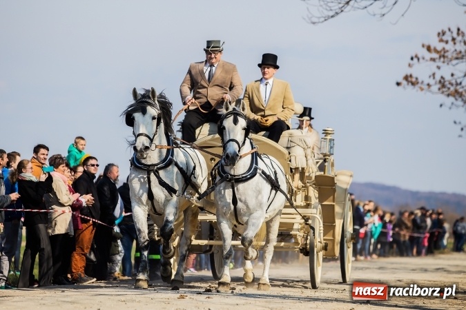 Zdjęcie w galerii na portalu naszraciborz.pl: Sudolskie radosne rajtowanie, czyli z Jezusem Zmartwychwstałym przez pola wiadomości z regionu
