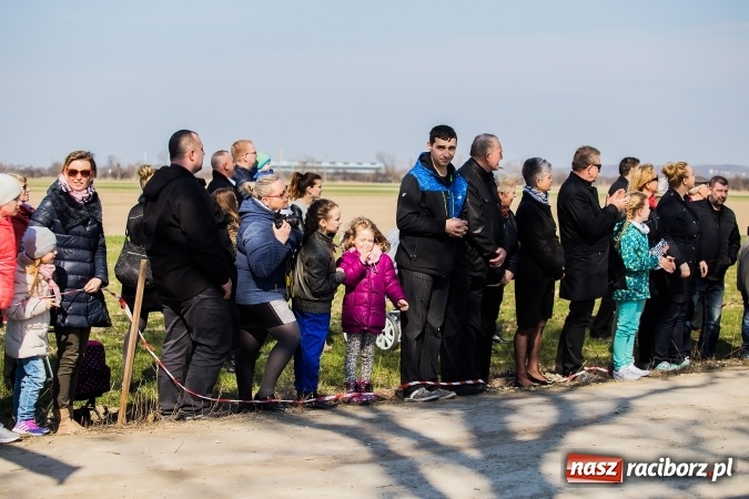 Zdjęcie w galerii na portalu naszraciborz.pl: Sudolskie radosne rajtowanie, czyli z Jezusem Zmartwychwstałym przez pola wiadomości z regionu