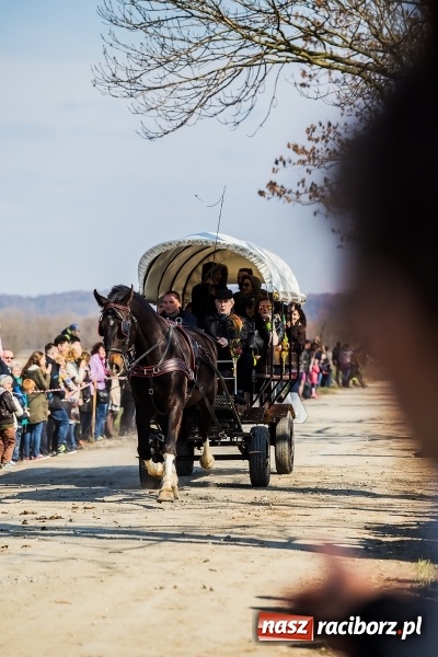 Zdjęcie w galerii na portalu naszraciborz.pl: Sudolskie radosne rajtowanie, czyli z Jezusem Zmartwychwstałym przez pola wiadomości z regionu
