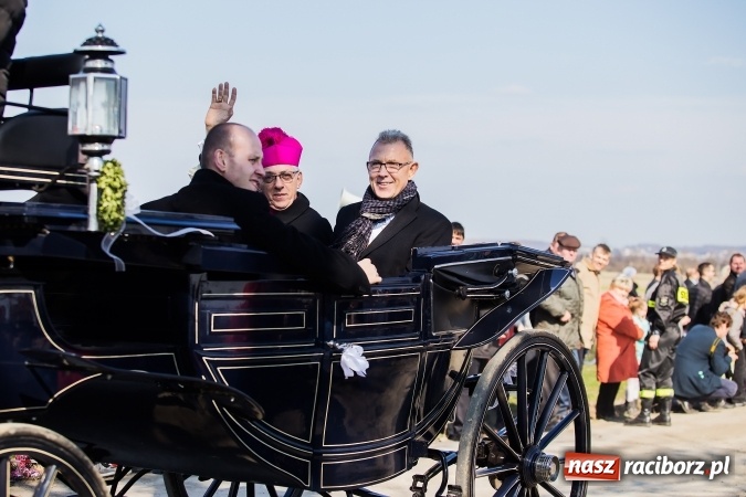 Zdjęcie w galerii na portalu naszraciborz.pl: Sudolskie radosne rajtowanie, czyli z Jezusem Zmartwychwstałym przez pola wiadomości z regionu