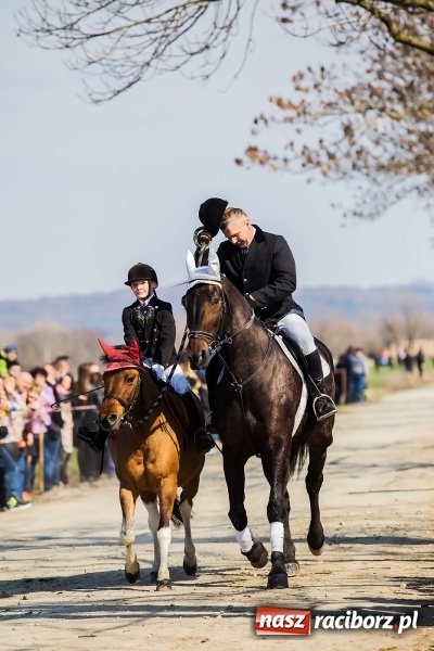 Zdjęcie w galerii na portalu naszraciborz.pl: Sudolskie radosne rajtowanie, czyli z Jezusem Zmartwychwstałym przez pola wiadomości z regionu