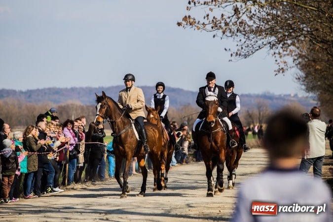 Zdjęcie w galerii na portalu naszraciborz.pl: Sudolskie radosne rajtowanie, czyli z Jezusem Zmartwychwstałym przez pola wiadomości z regionu