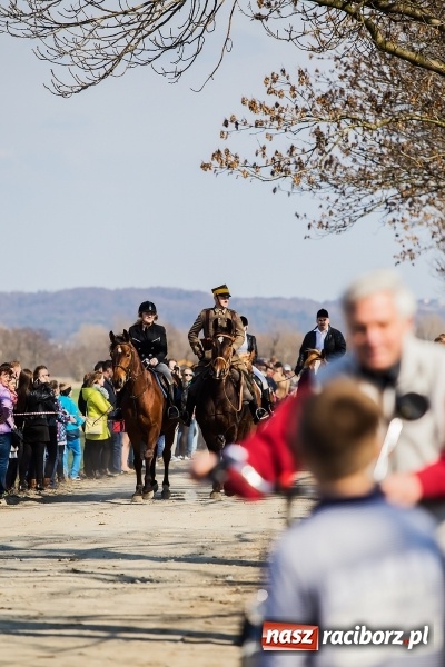 Zdjęcie w galerii na portalu naszraciborz.pl: Sudolskie radosne rajtowanie, czyli z Jezusem Zmartwychwstałym przez pola wiadomości z regionu