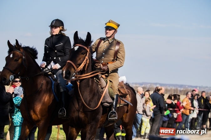 Zdjęcie w galerii na portalu naszraciborz.pl: Sudolskie radosne rajtowanie, czyli z Jezusem Zmartwychwstałym przez pola wiadomości z regionu