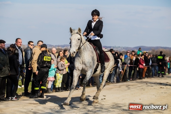 Zdjęcie w galerii na portalu naszraciborz.pl: Sudolskie radosne rajtowanie, czyli z Jezusem Zmartwychwstałym przez pola wiadomości z regionu