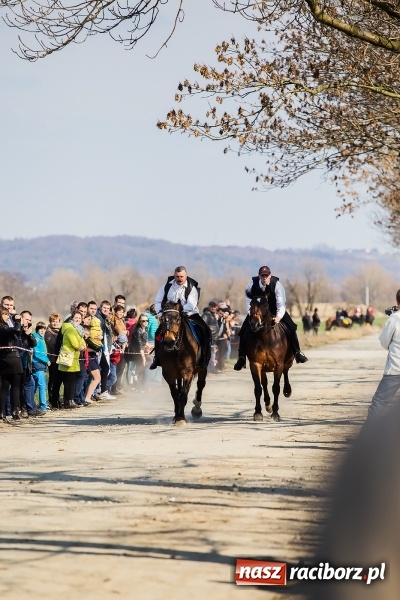 Zdjęcie w galerii na portalu naszraciborz.pl: Sudolskie radosne rajtowanie, czyli z Jezusem Zmartwychwstałym przez pola wiadomości z regionu