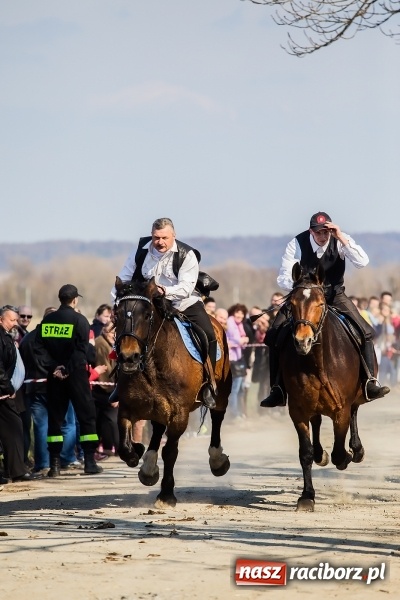 Zdjęcie w galerii na portalu naszraciborz.pl: Sudolskie radosne rajtowanie, czyli z Jezusem Zmartwychwstałym przez pola wiadomości z regionu