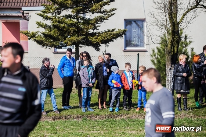 Zdjęcie w galerii na portalu naszraciborz.pl: Sudolskie radosne rajtowanie, czyli z Jezusem Zmartwychwstałym przez pola wiadomości z regionu