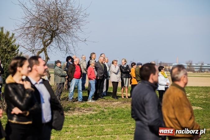 Zdjęcie w galerii na portalu naszraciborz.pl: Sudolskie radosne rajtowanie, czyli z Jezusem Zmartwychwstałym przez pola wiadomości z regionu