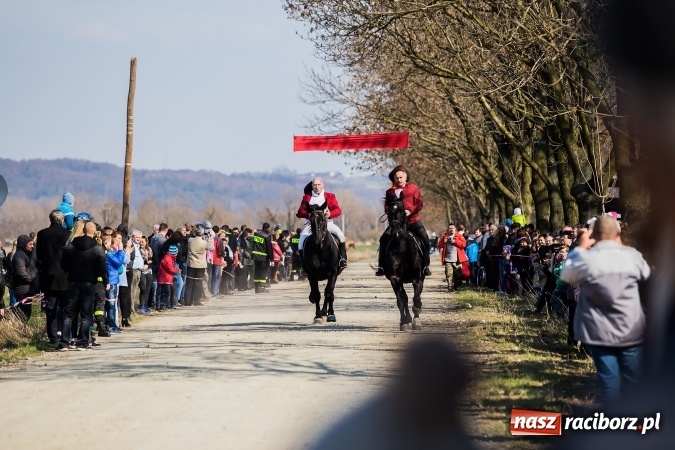 Zdjęcie w galerii na portalu naszraciborz.pl: Sudolskie radosne rajtowanie, czyli z Jezusem Zmartwychwstałym przez pola wiadomości z regionu