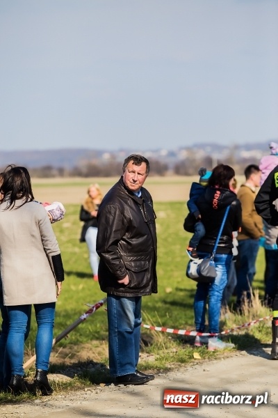 Zdjęcie w galerii na portalu naszraciborz.pl: Sudolskie radosne rajtowanie, czyli z Jezusem Zmartwychwstałym przez pola wiadomości z regionu