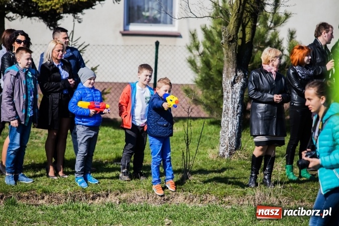 Zdjęcie w galerii na portalu naszraciborz.pl: Sudolskie radosne rajtowanie, czyli z Jezusem Zmartwychwstałym przez pola wiadomości z regionu