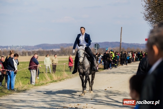 Zdjęcie w galerii na portalu naszraciborz.pl: Sudolskie radosne rajtowanie, czyli z Jezusem Zmartwychwstałym przez pola wiadomości z regionu