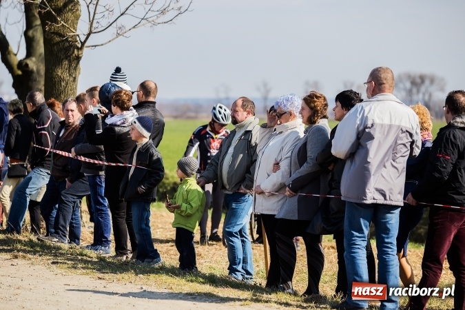 Zdjęcie w galerii na portalu naszraciborz.pl: Sudolskie radosne rajtowanie, czyli z Jezusem Zmartwychwstałym przez pola wiadomości z regionu