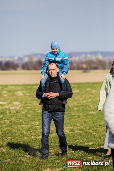 Zdjęcie w galerii na portalu naszraciborz.pl: Sudolskie radosne rajtowanie, czyli z Jezusem Zmartwychwstałym przez pola wiadomości z regionu