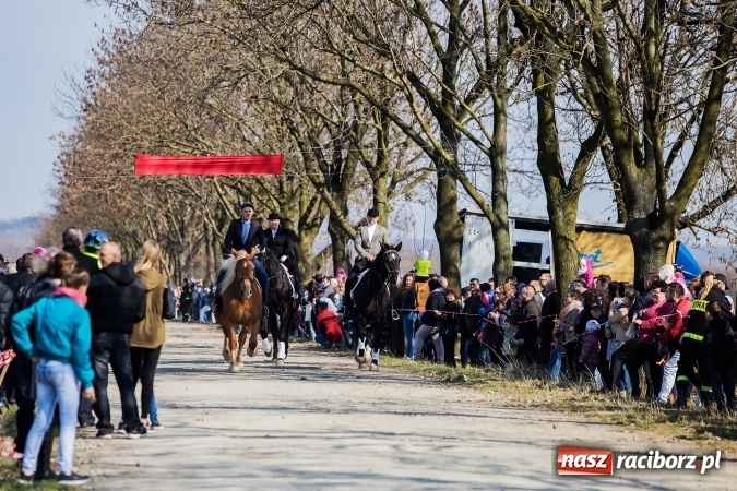 Zdjęcie w galerii na portalu naszraciborz.pl: Sudolskie radosne rajtowanie, czyli z Jezusem Zmartwychwstałym przez pola wiadomości z regionu