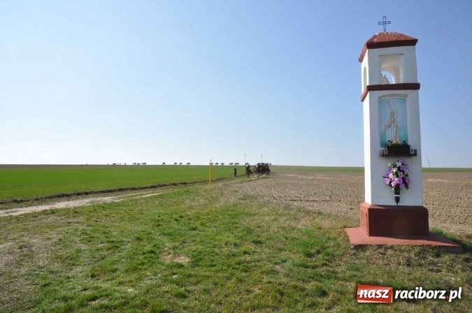 Zdjęcie w galerii na portalu naszraciborz.pl: Bieńkowicki wielkanocny obch&oacute;d p&oacute;l wiadomości z regionu