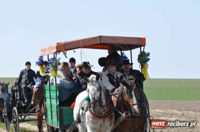 Zdjęcie w galerii na portalu naszraciborz.pl: Bieńkowicki wielkanocny obch&oacute;d p&oacute;l wiadomości z regionu