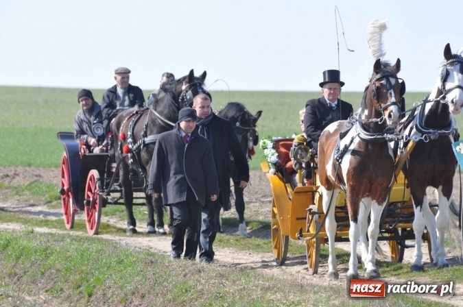 Zdjęcie w galerii na portalu naszraciborz.pl: Bieńkowicki wielkanocny obch&oacute;d p&oacute;l wiadomości z regionu