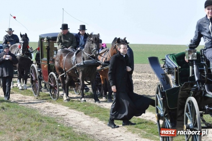 Zdjęcie w galerii na portalu naszraciborz.pl: Bieńkowicki wielkanocny obch&oacute;d p&oacute;l wiadomości z regionu