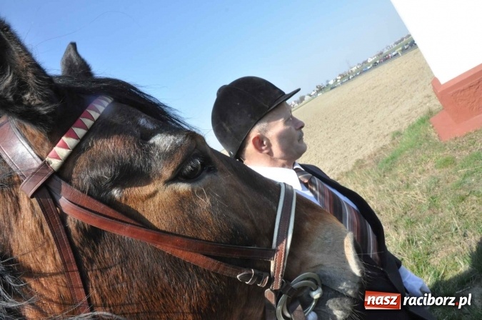 Zdjęcie w galerii na portalu naszraciborz.pl: Bieńkowicki wielkanocny obch&oacute;d p&oacute;l wiadomości z regionu