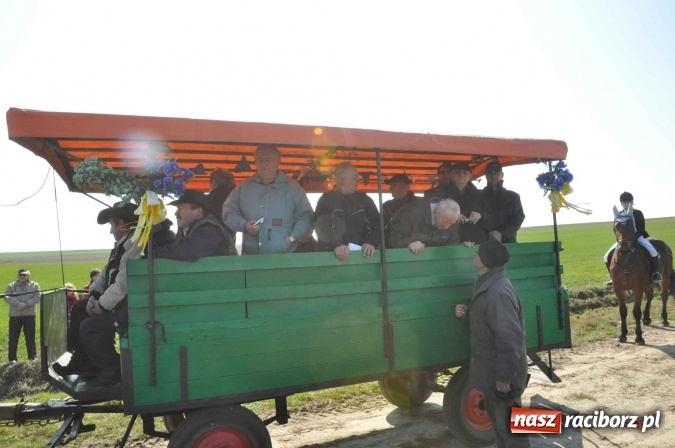 Zdjęcie w galerii na portalu naszraciborz.pl: Bieńkowicki wielkanocny obch&oacute;d p&oacute;l wiadomości z regionu