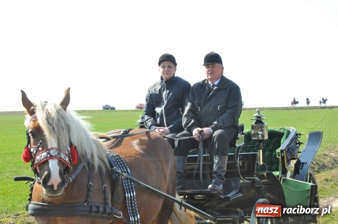 Zdjęcie w galerii na portalu naszraciborz.pl: Bieńkowicki wielkanocny obch&oacute;d p&oacute;l wiadomości z regionu