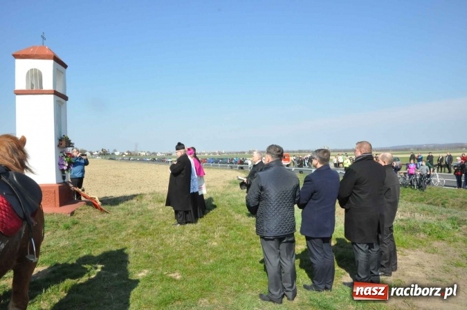 Zdjęcie w galerii na portalu naszraciborz.pl: Bieńkowicki wielkanocny obch&oacute;d p&oacute;l wiadomości z regionu