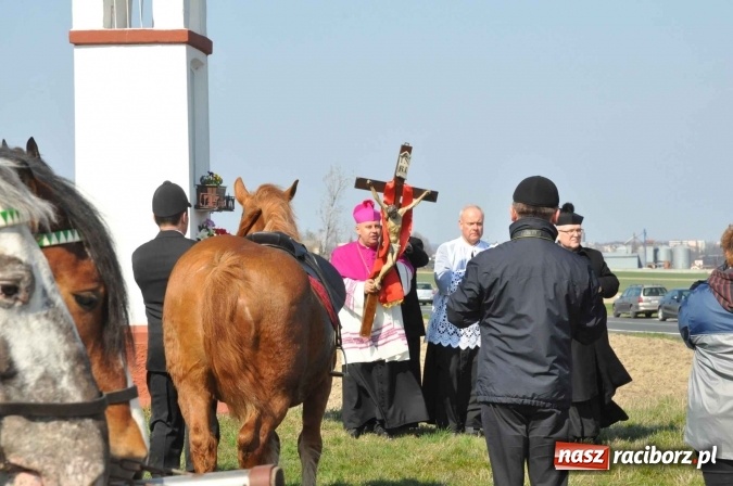 Zdjęcie w galerii na portalu naszraciborz.pl: Bieńkowicki wielkanocny obch&oacute;d p&oacute;l wiadomości z regionu