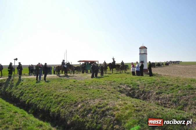 Zdjęcie w galerii na portalu naszraciborz.pl: Bieńkowicki wielkanocny obch&oacute;d p&oacute;l wiadomości z regionu