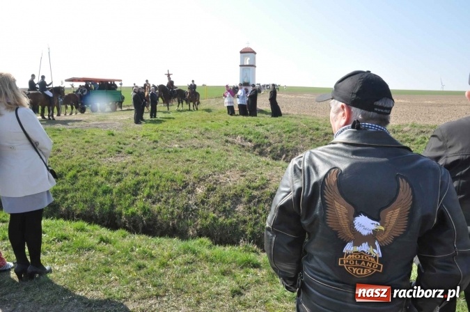 Zdjęcie w galerii na portalu naszraciborz.pl: Bieńkowicki wielkanocny obch&oacute;d p&oacute;l wiadomości z regionu