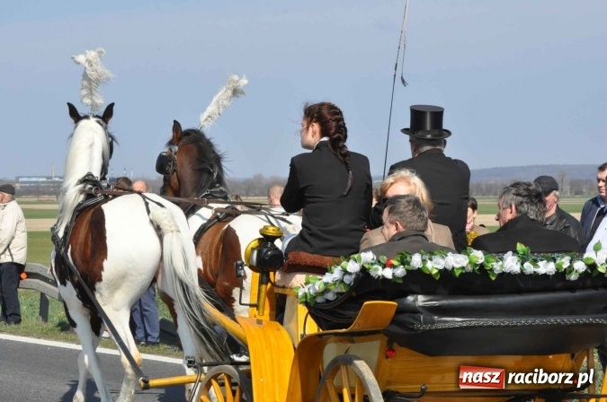 Zdjęcie w galerii na portalu naszraciborz.pl: Bieńkowicki wielkanocny obch&oacute;d p&oacute;l wiadomości z regionu