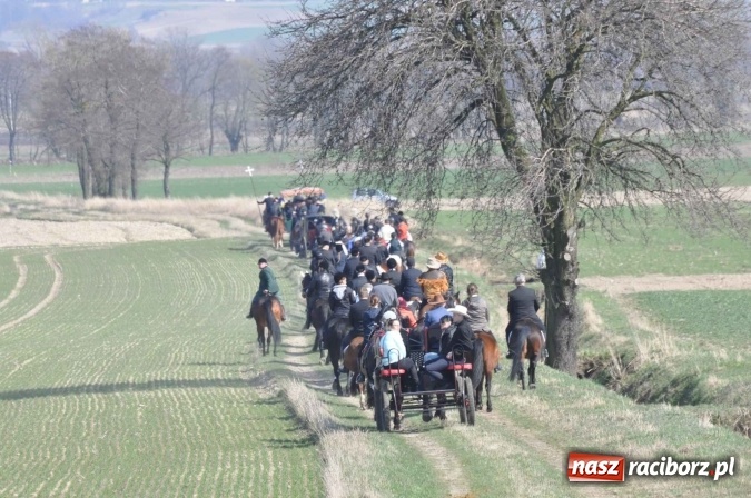 Zdjęcie w galerii na portalu naszraciborz.pl: Bieńkowicki wielkanocny obch&oacute;d p&oacute;l wiadomości z regionu