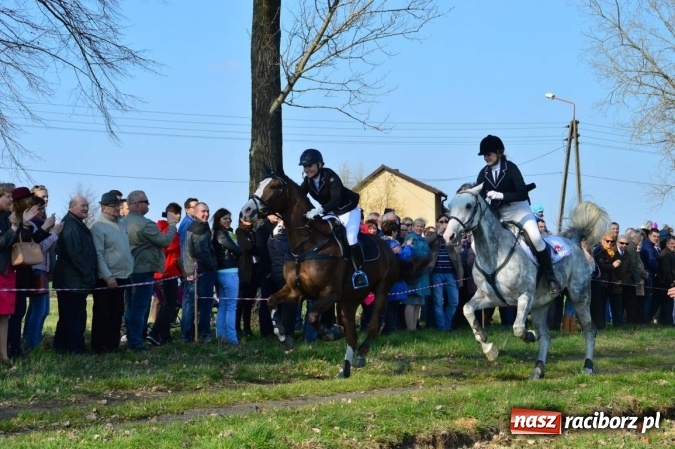 Zdjęcie w galerii na portalu naszraciborz.pl: Bieńkowicki wielkanocny obch&oacute;d p&oacute;l wiadomości z regionu