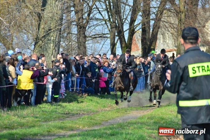 Zdjęcie w galerii na portalu naszraciborz.pl: Bieńkowicki wielkanocny obch&oacute;d p&oacute;l wiadomości z regionu