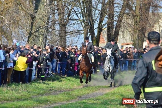Zdjęcie w galerii na portalu naszraciborz.pl: Bieńkowicki wielkanocny obch&oacute;d p&oacute;l wiadomości z regionu