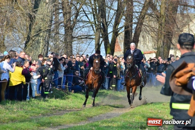 Zdjęcie w galerii na portalu naszraciborz.pl: Bieńkowicki wielkanocny obch&oacute;d p&oacute;l wiadomości z regionu