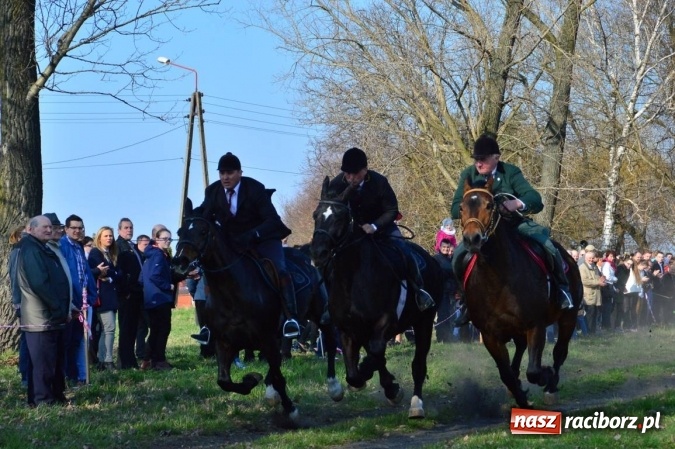 Zdjęcie w galerii na portalu naszraciborz.pl: Bieńkowicki wielkanocny obch&oacute;d p&oacute;l wiadomości z regionu