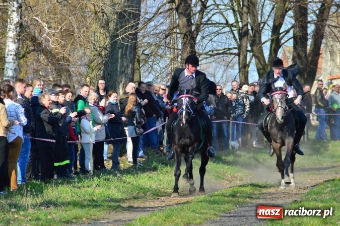 Zdjęcie w galerii na portalu naszraciborz.pl: Bieńkowicki wielkanocny obch&oacute;d p&oacute;l wiadomości z regionu