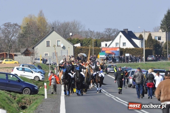 Zdjęcie w galerii na portalu naszraciborz.pl: W Sudole procesja z metropolitą górnośląskim  wiadomości z regionu