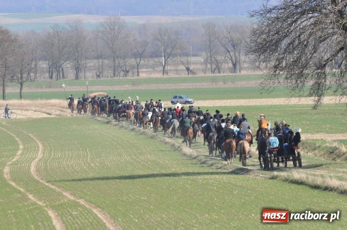 Zdjęcie w galerii na portalu naszraciborz.pl: W Sudole procesja z metropolitą górnośląskim  wiadomości z regionu